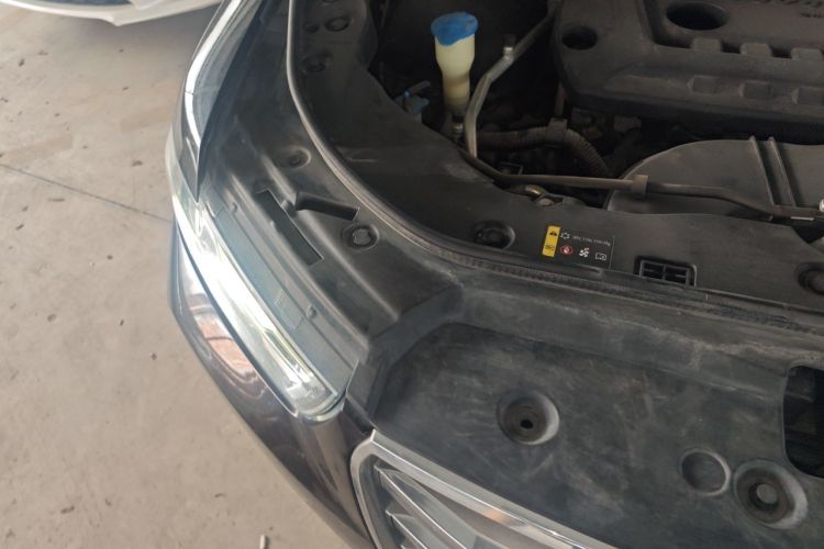 Used Haval H6 2017 Red Label 2.0T Automatic Two-Wheel Drive ZhiShang Model Engine Bay Right