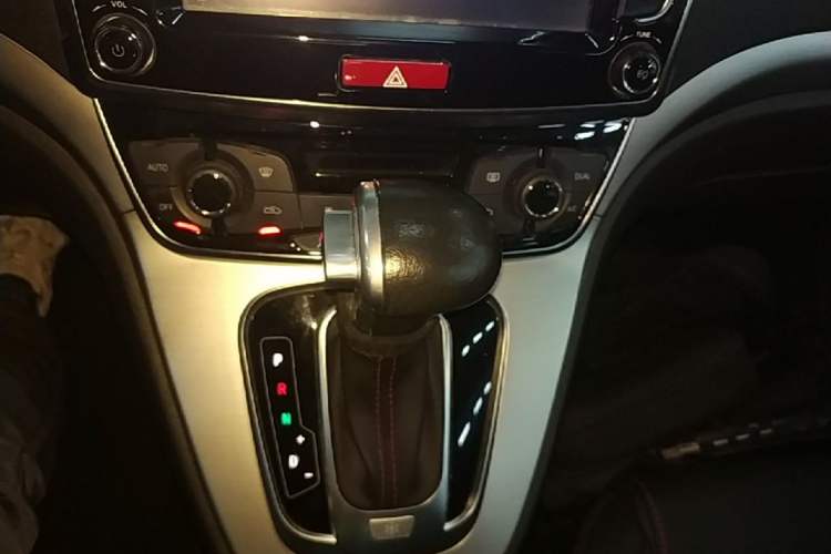 Used Haval H6 2017 Red-Label Sport Edition 1.5T Automatic Two-Wheel Drive Luxury Model Gear Lever