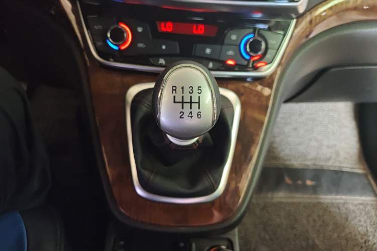 Used Haval H6 2017 Red-Label Sport Edition 1.5T Manual Two-Wheel Drive Elite Model Gear Lever