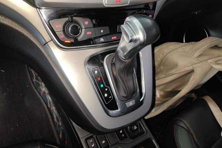 Used Haval H6 2017 Red-Label Sport Edition 1.5T Automatic Two-Wheel Drive Luxury Model Gear Lever