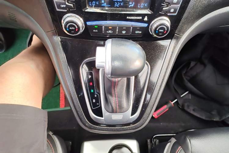 Used Haval H6 2017 Classic Edition 1.5T Automatic Two-Wheel Drive Elite Model Gear Lever