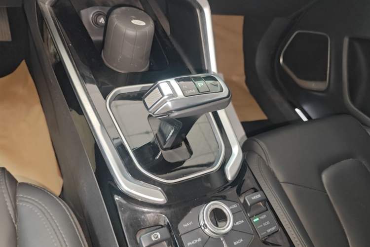 Used Haval H6 2017 Red Label 2.0T Automatic Two-Wheel Drive ZhiShang Model Gear Lever