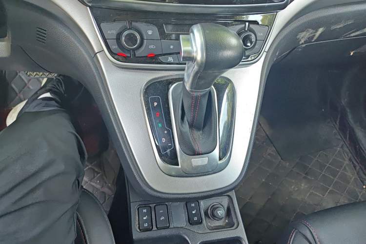 Used Haval H6 2017 Red-Label Sport Edition 1.5T Automatic Two-Wheel Drive Luxury Model Gear Lever