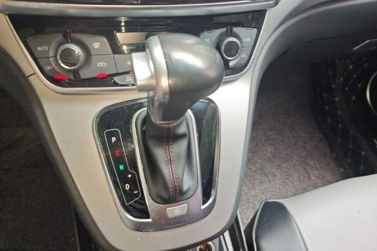 Used Haval H6 2017 Red-Label Sport Edition 1.5T Automatic Two-Wheel Drive Luxury Model Gear Lever