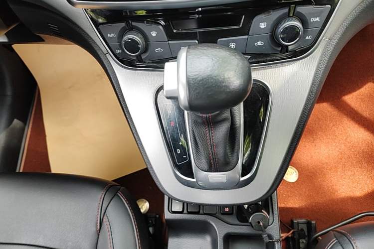 Used Haval H6 2017 Restyled Red-Label Sport Version 1.5T Automatic Two-Wheel Drive Luxury Trim Gear Lever