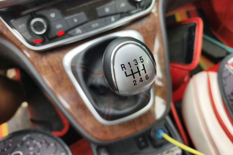 Used Haval H6 2017 Red-Label Sport Edition 1.5T Manual Two-Wheel Drive Elite Model Gear Lever