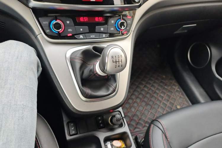 Used Haval H6 2017 Blue Label Sport Edition 1.5T Manual Two-Wheel Drive Elite Model Gear Lever