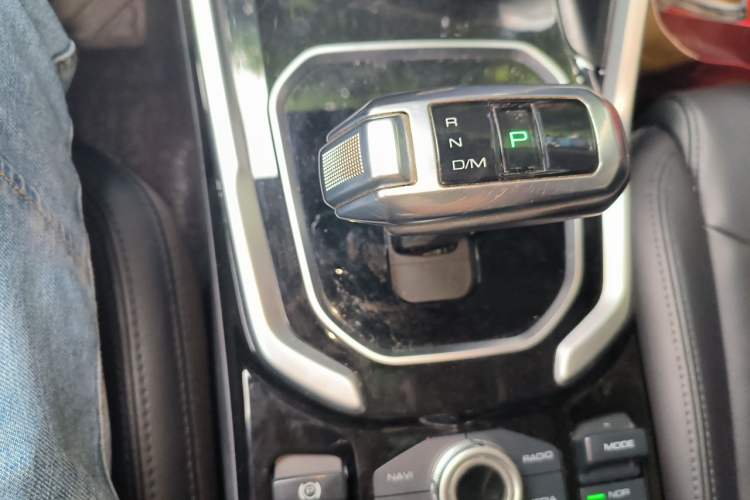 Used Haval H6 2017 Red Label 2.0T Automatic Two-Wheel Drive ZhiShang Model Gear Lever