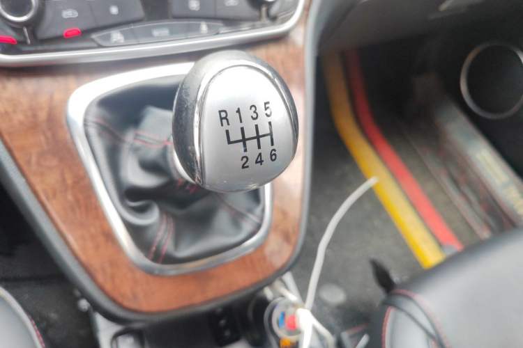 Used Haval H6 2017 Red-Label Sport Edition 1.5T Manual Two-Wheel Drive Elite Model Gear Lever