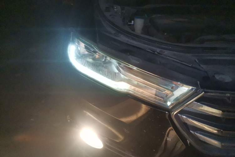 Used Haval H6 2017 Blue Label 1.5T Automatic Two-Wheel Drive ZhiShang Model Right Front Headlight