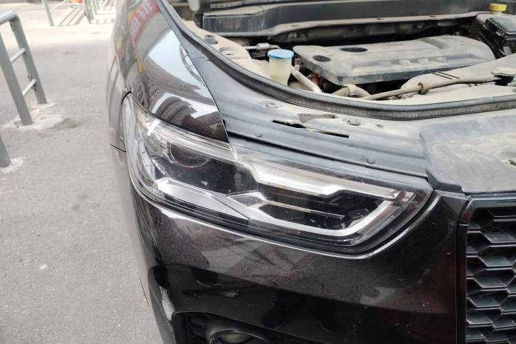 Used Haval H6 2017 Red Label 2.0T Automatic Two-Wheel Drive ZhiShang Model Right Front Headlight