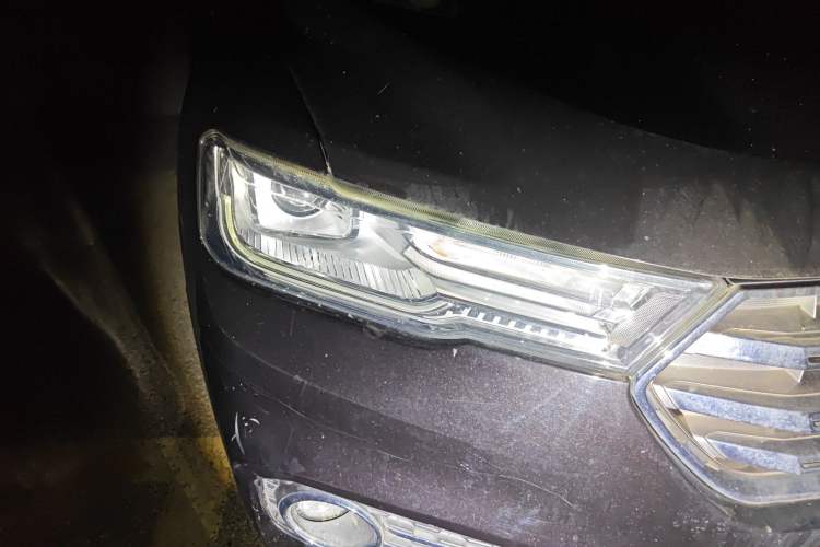 Used Haval H6 2017 Blue Label 2.0T Automatic Two-Wheel Drive Luxury Model Right Front Headlight