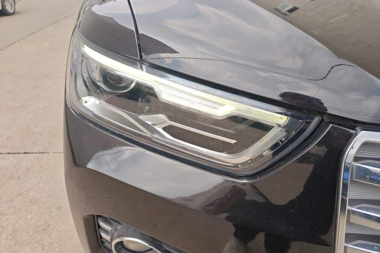 Used Haval H6 2017 Red Label 2.0T Automatic Two-Wheel Drive ZhiShang Model Right Front Headlight