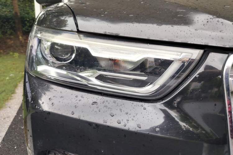 Used Haval H6 2017 Red Label 2.0T Automatic Two-Wheel Drive ZhiShang Model Right Front Headlight