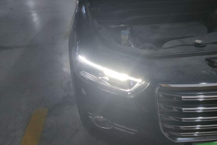 Used Haval H6 2017 Red Label 2.0T Automatic Two-Wheel Drive ZhiShang Model Right Front Headlight