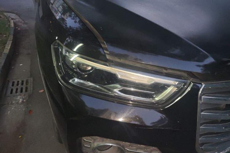 Used Haval H6 2017 Red Label 2.0T Automatic Two-Wheel Drive ZhiShang Model Right Front Headlight