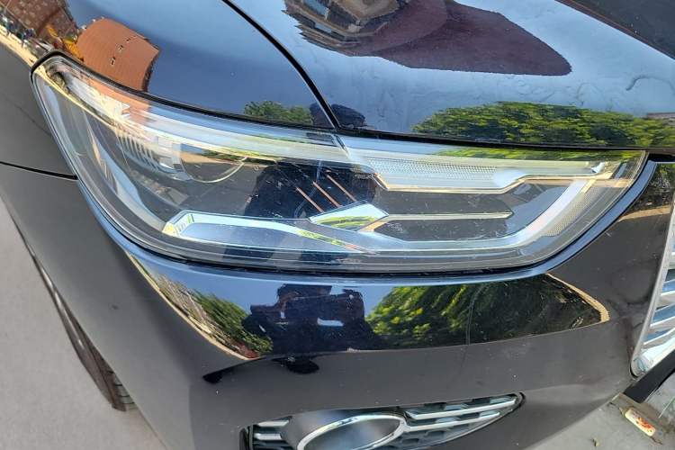 Used Haval H6 2017 Red Label 2.0T Automatic Two-Wheel Drive ZhiShang Model Right Front Headlight