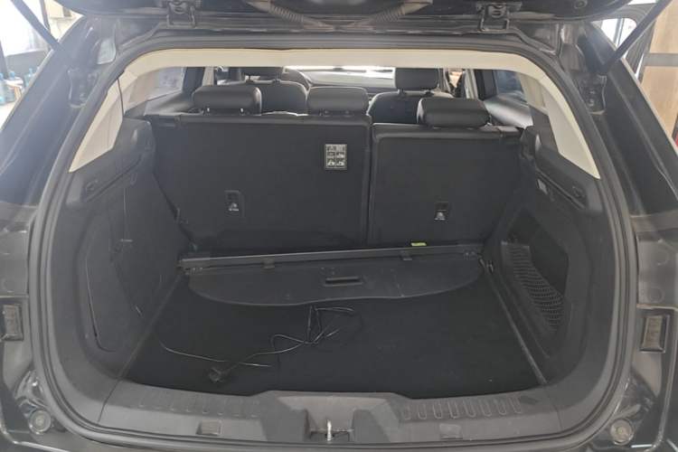 Used Haval H6 2017 Red Label 2.0T Automatic Two-Wheel Drive ZhiShang Model Trunk