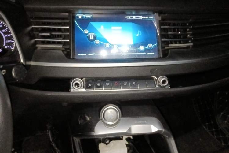 Used Haval H6 2017 Red Label 2.0T Automatic Two-Wheel Drive ZhiShang Model Audio And AC Panel