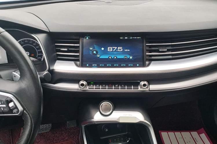 Used Haval H6 2017 Red Label 2.0T Automatic Two-Wheel Drive ZhiShang Model Audio And AC Panel