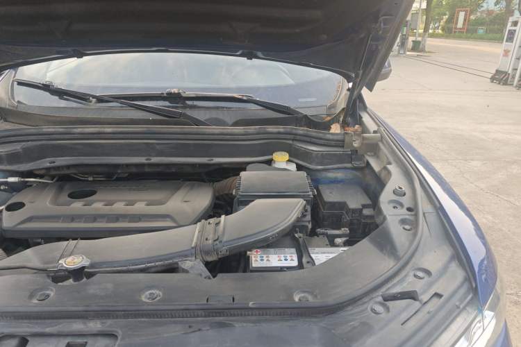 Used Haval H6 2017 Red Label 2.0T Automatic Two-Wheel Drive ZhiShang Model Engine Bay Left