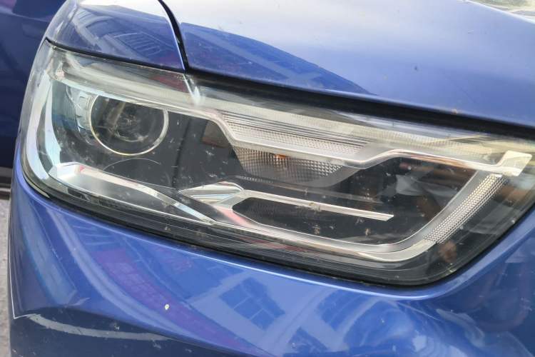 Used Haval H6 2017 Red Label 2.0T Automatic Two-Wheel Drive ZhiShang Model Right Front Headlight