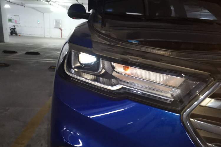 Used Haval H6 2017 Blue Label 2.0T Automatic Two-Wheel Drive Leading Model Right Front Headlight