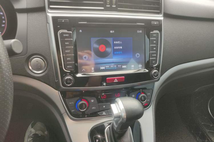Used Haval H6 2017 Red-Label Sport Edition 1.5T Automatic Two-Wheel Drive Luxury Model Audio And AC Panel