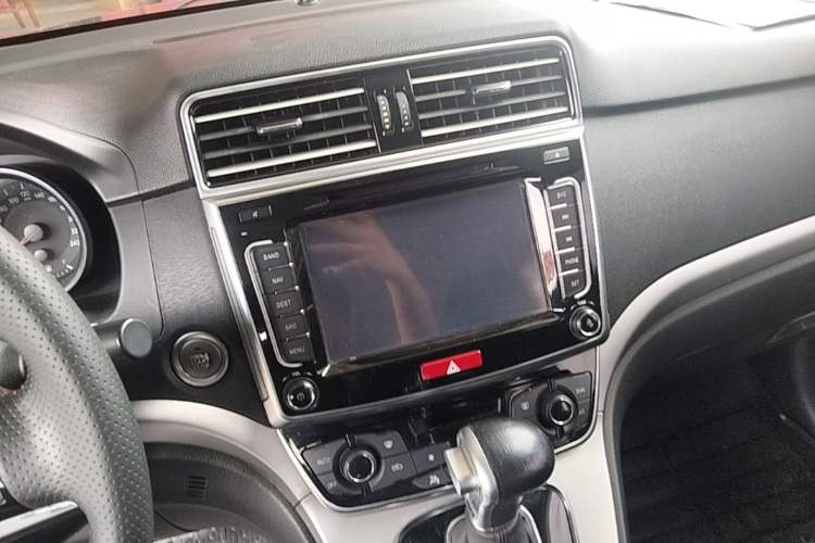 Used Haval H6 2017 Red-Label Sport Edition 1.5T Automatic Two-Wheel Drive Luxury Model Audio And AC Panel