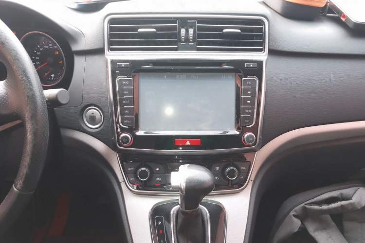 Used Haval H6 2017 Red-Label Sport Edition 1.5T Automatic Two-Wheel Drive Luxury Model Audio And AC Panel