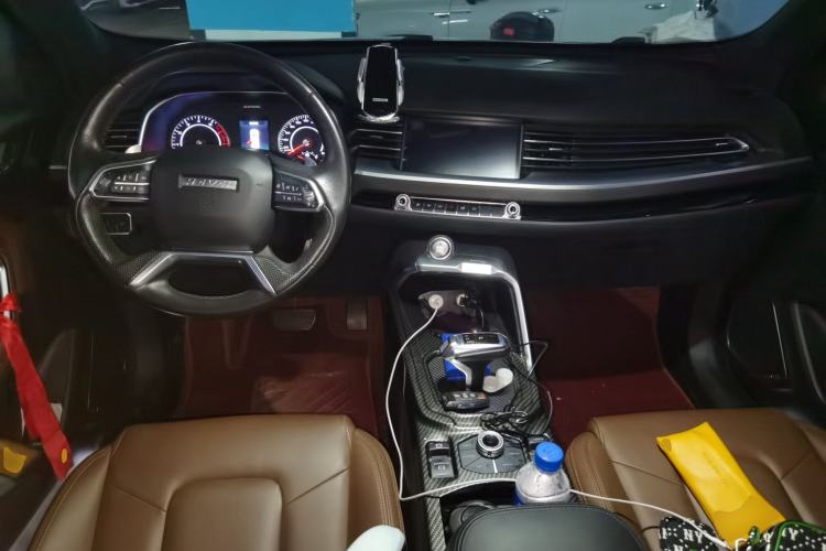 Used Haval H6 2017 Red Label 2.0T Automatic Two-Wheel Drive ZhiShang Model Center Console
