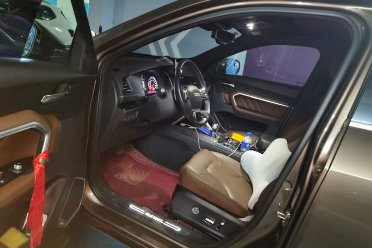 Used Haval H6 2017 Red Label 2.0T Automatic Two-Wheel Drive ZhiShang Model Driver Seat