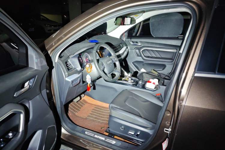 Used Haval H6 2017 Red Label 2.0T Automatic Two-Wheel Drive ZhiShang Model Driver Seat