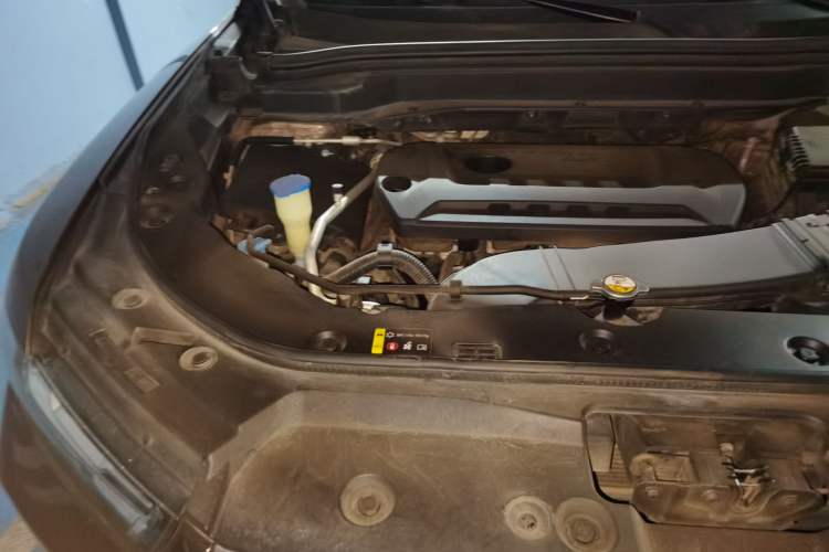 Used Haval H6 2017 Red Label 2.0T Automatic Two-Wheel Drive ZhiShang Model Engine Bay Right