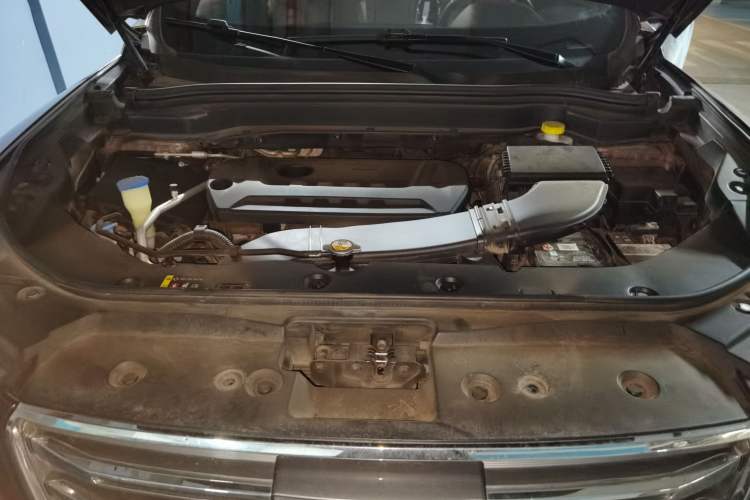Used Haval H6 2017 Red Label 2.0T Automatic Two-Wheel Drive ZhiShang Model Engine Bay