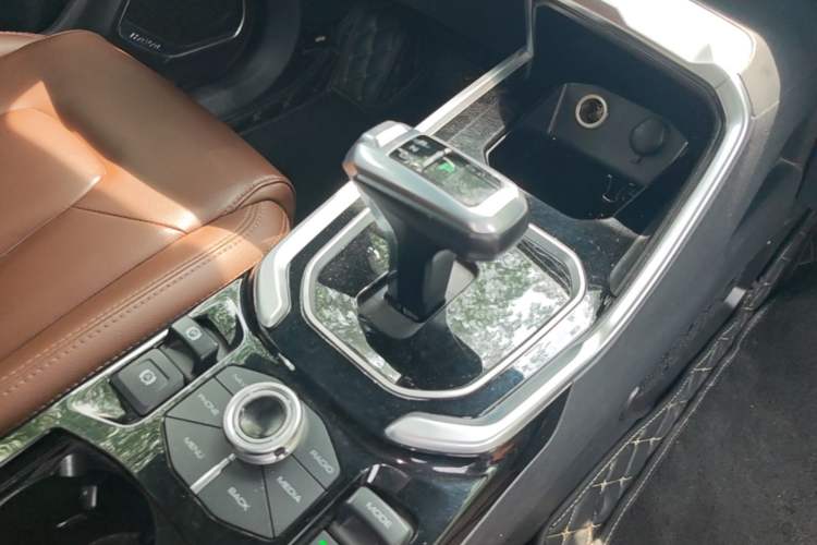 Used Haval H6 2017 Red-Label 2.0T Automatic Two-Wheel Drive Leading Edition Gear Lever