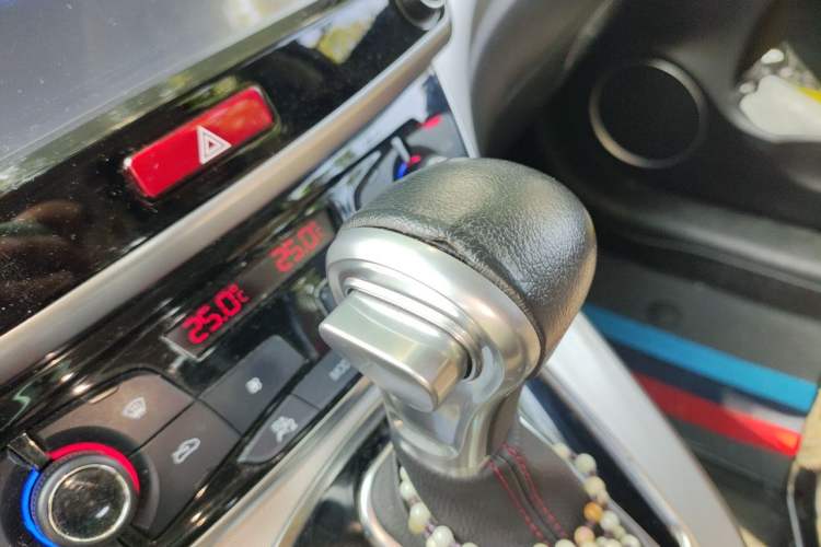 Used Haval H6 2017 Blue Label Sport Edition 1.5T Automatic Two-Wheel Drive Luxury Model Gear Lever