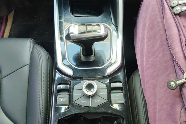 Used Haval H6 2017 Red Label 2.0T Automatic Two-Wheel Drive ZhiShang Model Gear Lever