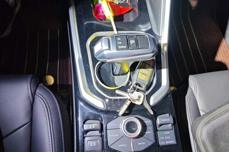 Used Haval H6 2017 Red Label 2.0T Automatic Two-Wheel Drive ZhiShang Model Gear Lever
