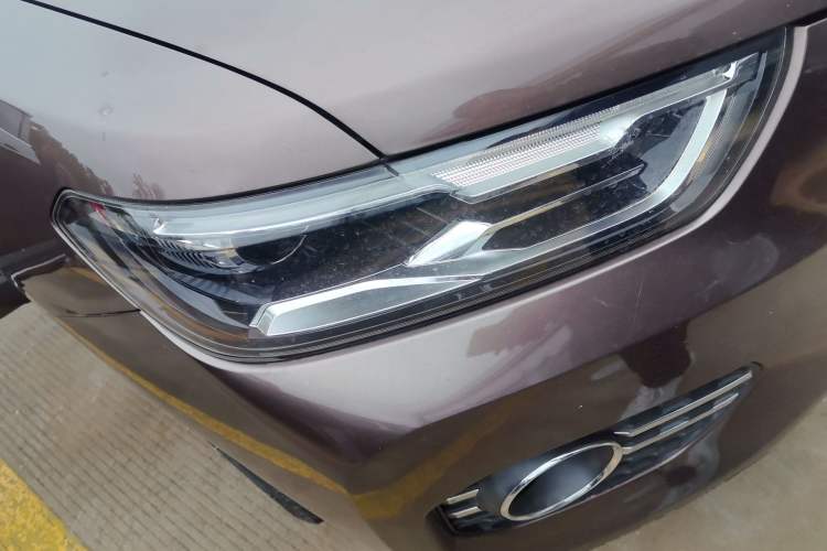Used Haval H6 2017 Red Label 2.0T Automatic Two-Wheel Drive ZhiShang Model Right Front Headlight