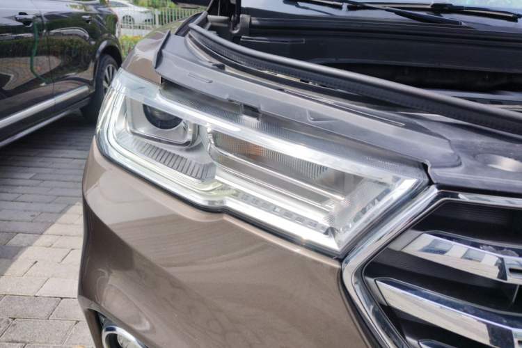 Used Haval H6 2017 Blue Label 2.0T Automatic Two-Wheel Drive Smart Edition Right Front Headlight