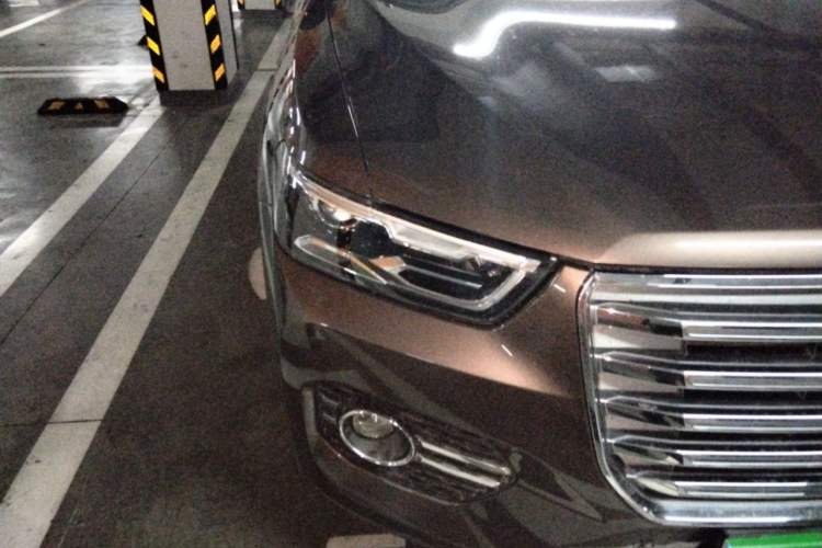 Used Haval H6 2017 Red Label 2.0T Automatic Two-Wheel Drive ZhiShang Model Right Front Headlight