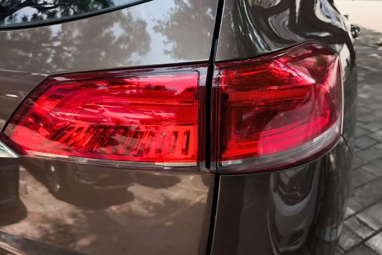 Used Haval H6 2017 Blue Label 1.5T Automatic Two-Wheel Drive ZhiShang Model Right Rear Taillight