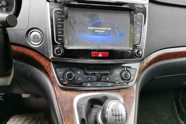 Used Haval H6 2017 Red-Label Sport Edition 1.5T Manual Two-Wheel Drive Elite Model Audio And AC Panel