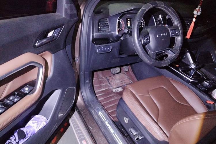 Used Haval H6 2017 Red Label 2.0T Automatic Two-Wheel Drive ZhiShang Model Driver Seat