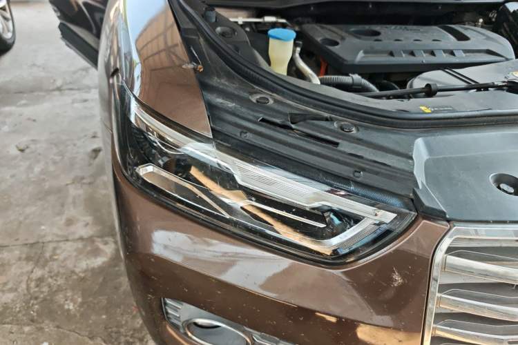Used Haval H6 2017 Red Label 2.0T Automatic Two-Wheel Drive ZhiShang Model Right Front Headlight