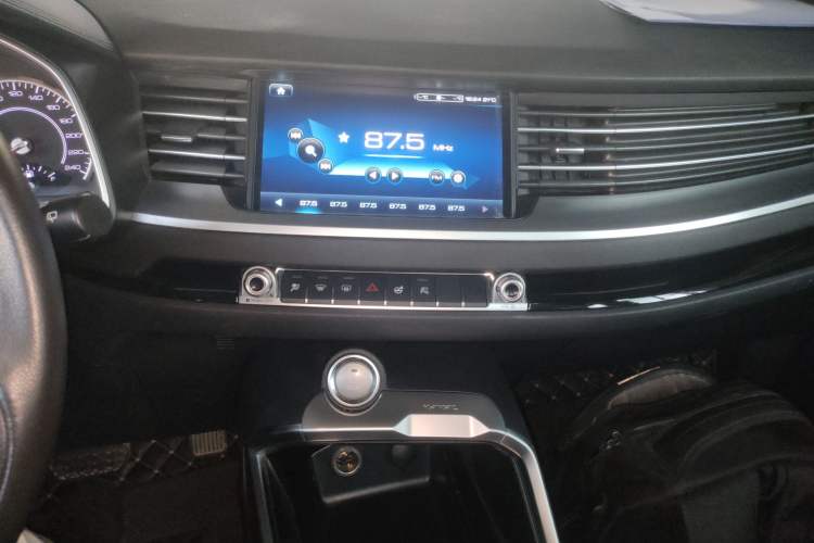 Used Haval H6 2017 Red Label 2.0T Automatic Two-Wheel Drive ZhiShang Model Audio And AC Panel