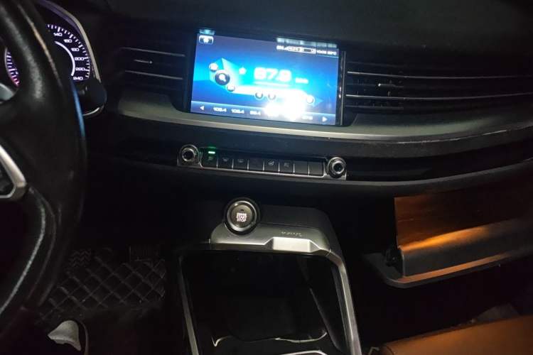 Used Haval H6 2017 Red Label 2.0T Automatic Two-Wheel Drive ZhiShang Model Audio And AC Panel