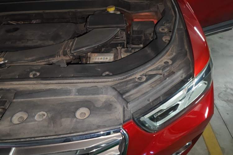 Used Haval H6 2017 Red Label 2.0T Automatic Two-Wheel Drive ZhiShang Model Engine Bay Left