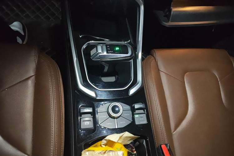 Used Haval H6 2017 Red Label 2.0T Automatic Two-Wheel Drive ZhiShang Model Gear Lever